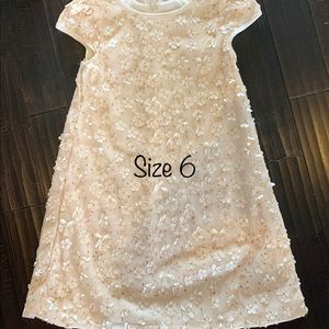 Lovely girls’ dress for the holiday season!